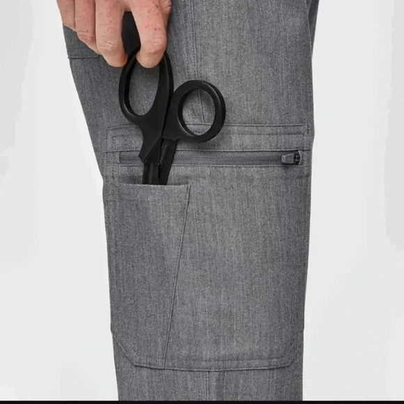 Figs Scrub Set Yola™ Skinny Scrub Pants 2.0 grey And Catrina Three Pocket Top - Picture 2 of 15